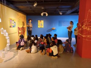 Beneficiários do PASE visitam exposição no SESC Casa Amarela